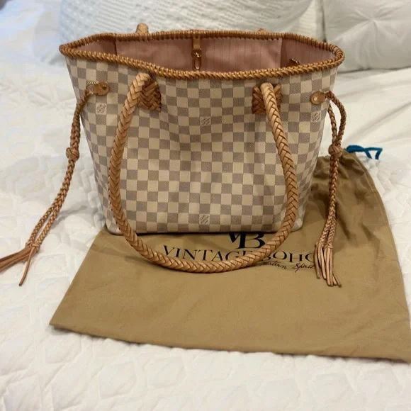 This is a beautiful Louis Vuitton Neverfull MM from Vintage Boho Bags… - Picture 2 of 5